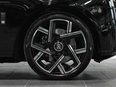 Rolls-Royce Cullinan Series II Black Badge — photo 4 of 14
