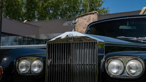 Rolls-Royce Phantom VI Limousine — photo 2 of 13
