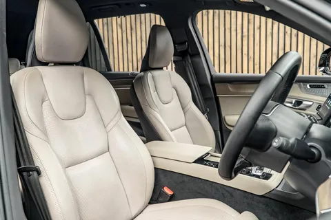 Volvo XC90 T8 Ultra Dark — photo 2 of 47