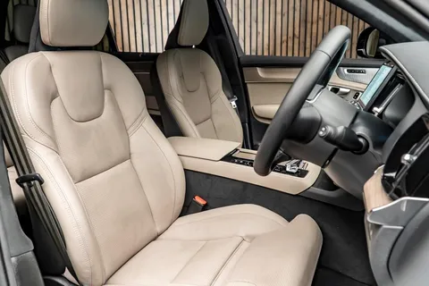 Volvo XC90 T8 Ultra Dark — photo 2 of 43